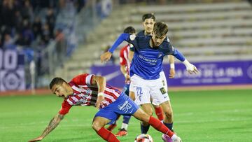 Tomás Sánchez en pugna por un balón con Yerai Ávila.