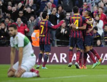 Los jugadores del Barcelona celebran el 1-0 de Alexis.