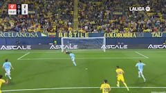 La celebración en toda la cara de Arnau Tenas de Borja Iglesias tras marcar la repetición del penalti que había fallado