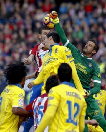 El portero de Las Palmas, Javi Varas, despeja el balón durante el partido frente al Atlético de Madrid