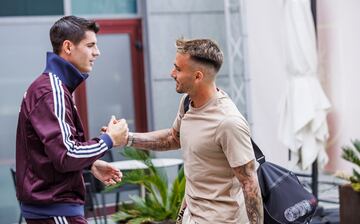 Álvaro Morata y Aleix García se saludan. 
 