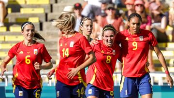 Spain's players celebrate with their forward #08 Mariona Caldentey after she scored their second goal in the women's group C football match between Spain and Japan during the Paris 2024 Olympic Games at La Beaujoire Stadium in Nantes on July 25, 2024. (Photo by ALAIN JOCARD / AFP)