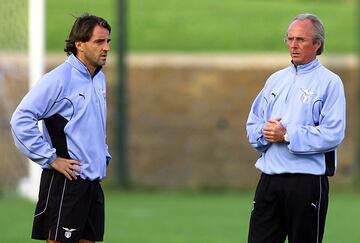 Uno de los futbolistas rebeldes por antonomasia del fútbol italiano, Roberto Mancini hizo su carrera en la Sampdoria de Génova, donde formó un tándem de lujo junto con Gianluca Vialli, su ahora ayudante en la selección italiana. Con el conjunto genovés ganó una Recopa, un Scudetto y cuatro Copas y estuvo a punto de conquistar la Champions en 1992. Tras 15 años, firmó por el Lazio, antes de firmar por el Leicester en la campaña 2000-01, pero donde tras cinco años colgó las botas. Ahí comenzó su andadura en los banquillos de la mano de un sabio como era el sueco Sven-Göran Eriksson con el conjunto laciale.