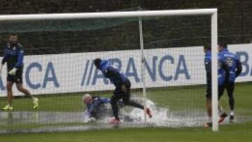 El entrenamiento de ayer, pasado por agua.