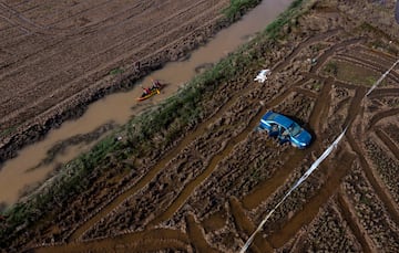 Miembros de la UME utilizan una canoa para buscar cadáveres arrastrados por las inundaciones en las afueras de Valencia, España.