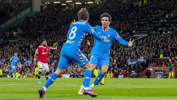 Jo&atilde;o F&eacute;lix celebra con Griezmann el gol del Atl&eacute;tico al United. 