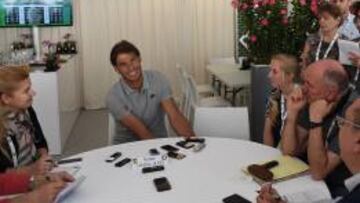 MESA REDONDA. Rafa, ocho veces campeón en Montecarlo, un imán para la atención de los medios.
