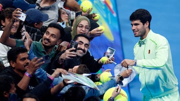 Carlos Alcaraz firma autógrafos tras ganar a Valentin Royer en Doha.