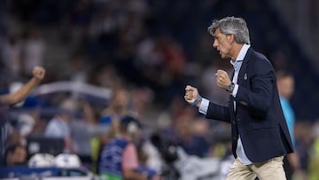 Salzburg (Austria), 03/10/2023.- Head coach Imanol Alguacil of Real Sociedad reacts during the UEFA Champions League soccer match between RB Salzburg and Real Sociedad, in Salzburg, Austria, 03 October 2023. (Liga de Campeones, Salzburgo) EFE/EPA/LUKAS HUTER