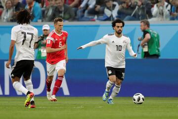 Mohamed Salah y Denis Cheryshev.