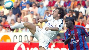 Real Madrid&#039;s Antonio Cassano (L) of Italy is challenged by Levante&#039;s Felix Ettien of Ivory Coast during their Spanish first league soccer match at the Ciudad de Valencia Stadium in Valencia, September 10, 2006. REUTERS/Heino Kalis (SPAIN)