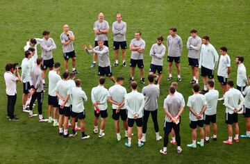  Luis Enrique dando instrucciones al grupo de jugadores.