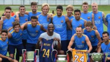 Kobe Bryant con la plantilla del Barça.