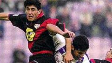 Fernando fue efectivo. Fernando, en la imagen entre Peragón y Míchel, abrió el camino del triunfo del Valladolid con dos tantos.