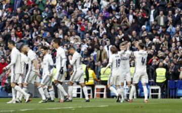 El equipo celebra el 2-0 de Ramos. 