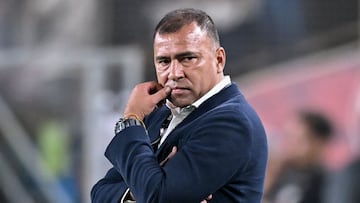 Santa Fe's head coach Harold Rivera gestures during the Copa Sudamericana group stage first leg football match between Peru's Universitario and Colombia's Independiente Santa Fe, at the Monumental de Ate stadium in Lima, on May 4, 2023. (Photo by ERNESTO BENAVIDES / AFP)