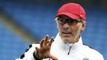 El entrenador del Par&iacute;s Saint-Germain, Laurent Blanc durante el entrenamiento del equipo en Manchester.