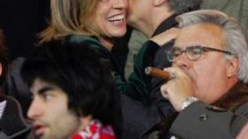 <b>EFUSIVO. </b>Florentino Pérez saludó a Ana Botella momentos antes de iniciarse el partido.