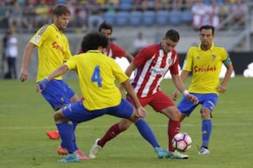 El delantero del Atlético de Madrid Rafael Santos Borré  pelea un balón con el defensa del Cádiz, Aridane 