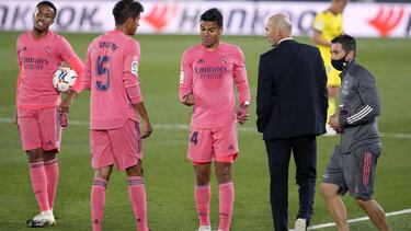 Militao, Varane y Casemiro, con Zidane, en el partido del pasado sábado ante el Cádiz.