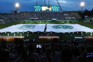 Los aficionados del equipo y las autoridades de la ciudad brasileña recibieron con emotivos homenajes a los jugadores colombianos antes del primer partido de la Recopa Sudamericana.