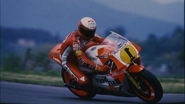 Eddie Lawson ganó 4 campeonatos mundiales en la categoría reina (500cc), que es la predecesora de MotoGP. Sus títulos fueron: 1984 (Yamaha), 1986 (Yamaha), 1988 (Yamaha) y 1989 (Honda).