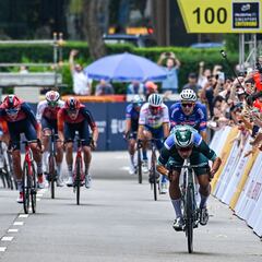 Philipsen alarga su año triunfal con una victoria en Singapur