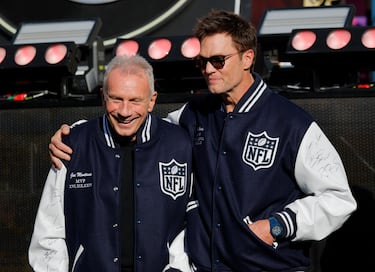Los dos exquarterbacks, Tom Brady junto a su ídolo Joe Montana antes del inicio del partido.