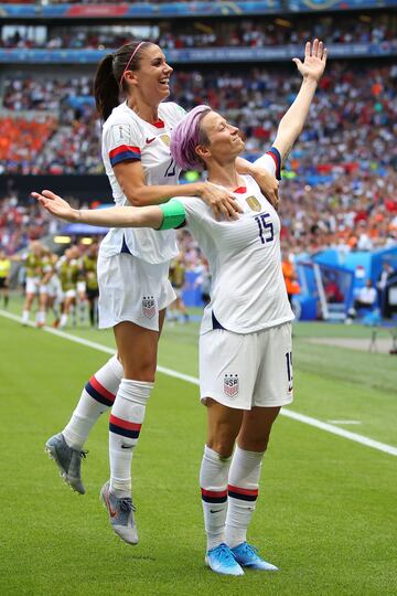 La capitana de Estados Unidos, Megan Rapinoe, celebra de manera soberbia el primer gol de la final del Mundial Femenino de Fútbol ante Holanda.