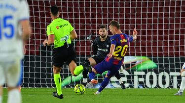 Qué buen balón filtró Lamine Yamal para dejar a Dani Olmo en su mano a mano ante Sivera, finalizando de forma exquisita con un disparo sutil. Doblete particular para el mediapunta azulgrana.


