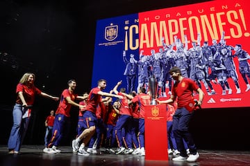 Los jugadores de la Selección española de fútbol durante el acto de celebración de la consecución del título de la Nations League en el Wizink Center de Madrid. 