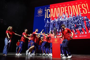 Los jugadores de la Selección española de fútbol durante el acto de celebración de la consecución del título de la Nations League en el Wizink Center de Madrid. 