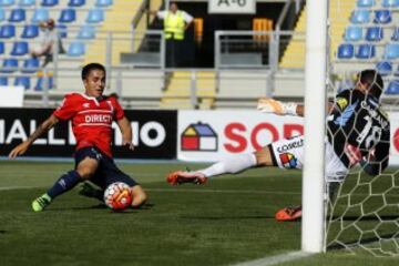 El jugador de Universidad Católica, Jaime Carreno, izquierda, disputa el balón con Jorge Carranza de O'Higgins.