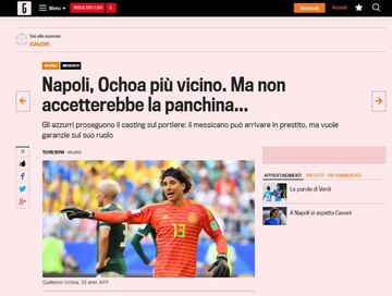 Hace un año, Guillermo Ochoa estuvo a punto de convertirse en refuerzo del Napoli para afrontar la campaña 2018/2019. El equipo dirigido por Carlo Ancelotti mostró mucho interés para llevarse al arquero azteca. No obstante, la falta de pasaporte comunitario y el reglamento de la Serie A en esta materia dificultaron la llegada de Memo a Nápoles. Al final, contrataron al colombiano David Ospina. 