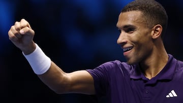 Felix Auger-Aliassime celebra su triunfo contra Alexander Zverev en las ATP Finals.