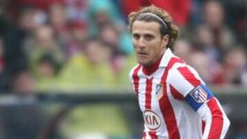 <b>CAPITÁN. </b>Forlán conduce un balón en el Calderón.