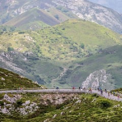 La magia de los Lagos de Covadonga: regalo al cicloturismo