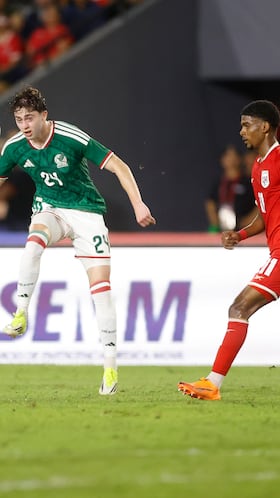 AMDEP592. CIUDAD DE PANAMÁ (PANAMÁ), 22/01/2026.- Giovany Herbert (d) de Panamá disputa un balón con Brian Gutierrez de México este jueves, en un partido amistoso entre las selecciones de Panamá y México en el estadio Rommel Fernández Gutiérrez en Ciudad de Panamá (Panamá). EFE/ Bienvenido Velasco