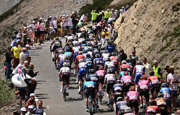 El pelot¨®n durante la duod¨¦cima etapa del Tour de Francia 2022.