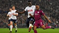 D&aacute;vinson S&aacute;nchez y Raheem Sterling en la disputa del bal&oacute;n durante el partido entre Tottenham y Manchester City por Premier League