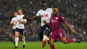 Dávinson Sánchez y Raheem Sterling en la disputa del balón durante el partido entre Tottenham y Manchester City por Premier League