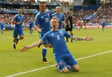 Celebraci車n del eslovaco Ondrej Duda tras el 1-1.