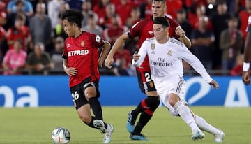 James, intentando recuperar una pelota ante Kubo el sábado en Son Moix. El colombiano no tuvo su mejor partido.