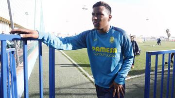 Pese a entrenarse un mes en solitario, Roger Martínez podría debutar hoy con el Villarreal.