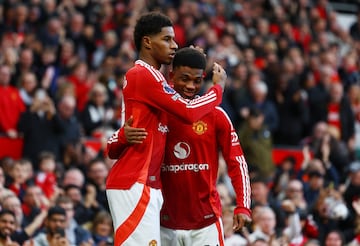 Marcus Rashford y Amad Diallo, jugadores del Manchester United, celebran el gol anotado por el inglés ante el Everton.