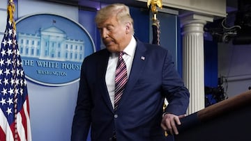 El presidente Donald Trump abandona el podio despu&eacute;s de hablar en la Casa Blanca el jueves 5 de noviembre de 2020 en Washington.