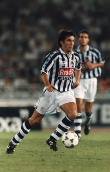 Subió al primer equipo de la Real Sociedad en la temporada 91/92.