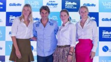 María Sharapova, Roger Federer, Victoria Azarenka y Caroline Wozniacki posan durante una rueda de prensa del torneo de tenis Gillette Federer Tour en la ciudad de Sao Paulo (Brasil).
