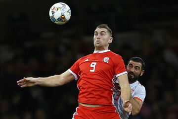 Sam Vokes y Raúl Albiol.