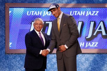 Número 3 del draft de 2011, fue elegido por Utah Jazz.